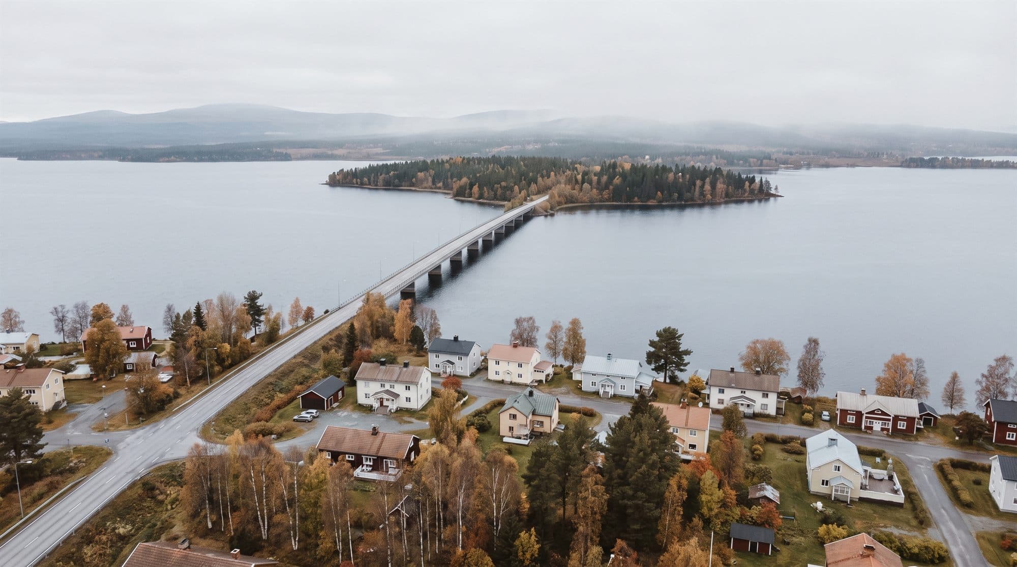 Flygbild över Storsjön och bron ut mot Frösön i Östersund